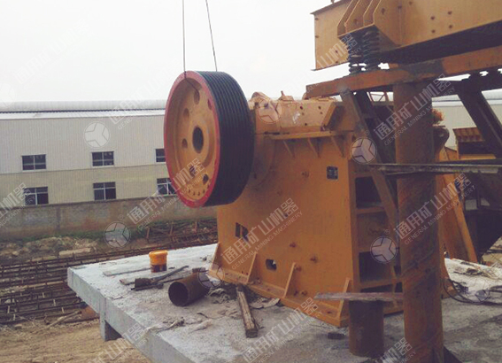 馬來(lái)西亞時(shí)產(chǎn)110-320噸鵝卵石破碎生產(chǎn)線